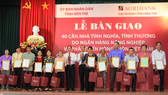 Lễ trao quyết định tặng nhà và quà cho hộ nghèo, gia đình chính sách. Ảnh: www.bentre.gov.vn