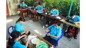 Cả làng may khẩu trang phát miễn phí chống dịch Covid-19