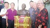 Trao tặng bức tượng đồng cố Đại tá phi công, Anh hùng lực lượng vũ trang nhân dân Nguyễn Văn Bảy