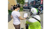 Nhận hàng đặt mua online. Ảnh: CAO THĂNG