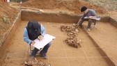 Cán bộ Bảo tàng Lịch sử quốc gia và Bảo tàng Quốc gia Hàn Quốc xử lý hiện trường khai quật, năm 2012. Ảnh: BTLSQG)