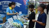 Người dân tham quan, mua sắm tại Hội chợ. Ảnh: TTXVN