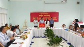Trưởng Ban Tuyên giáo Quận ủy Quận 9 Nguyễn Chiến Chinh nhận Cờ luân lưu cụm trưởng Cụm thi đua III - Ban Tuyên giáo Thành ủy năm 2021. Ảnh: hcmcpv