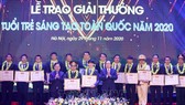 Chủ tịch Ủy ban Trung ương MTTQ Việt Nam Trần Thanh Mẫn (bên phải) và Bí thư thứ nhất Trung ương Đoàn, Chủ tịch Hội LHTN Việt Nam Nguyễn Anh Tuấn (bên trái) trao Bằng khen tặng các tác giả và nhóm tác giả tại buổi lễ. Ảnh: TTXVN