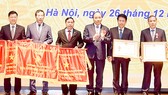 Thủ tướng Nguyễn Xuân Phúc trao Huân chương Lao động và Cờ thi đua cho các tập thể, cá nhân xuất sắc của Ngân hàng Nhà nước. Ảnh: VIẾT CHUNG