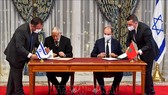 Các đại diện của Morocco và Israel ký thỏa thuận thiết lập quan hệ ngoại giao tại Rabat, Morocco ngày 22-12. Ảnh: AFP/TTXVN