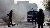 Cảnh sát Tunisia được triển khai để ngăn chặn những người biểu tình quá khích tại thành phố Kasserine ngày 25-12-2018. Ảnh: AFP/TTXVN