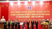 Đồng chí Phạm Minh Chính, Uỷ viên Bộ Chính trị, Bí thư Trung ương Đảng, Trưởng Ban Tổ chức Trung ương trao tặng Huân chương Độc lập hạng Nhì cho Ban Bảo vệ, chăm sóc sức khoẻ cán bộ Trung ương. Ảnh: TTXVN