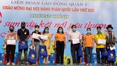 Công nhân lao động được nhận vé tàu của LĐLĐ TP
