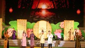 Điệu Liên vọng thức “Tình người phương Nam” dưới sự trình bày của nhóm nghệ sĩ: Hồng Bảo Ngọc, Thành Tây, Trần Nhựt Đức và Hàn Ni. Ảnh: TTXVN