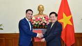 Ủy viên Bộ Chính trị, Phó Thủ tướng, Bộ trưởng Ngoại giao Phạm Bình Minh đã trao quyết định bổ nhiệm Thứ trưởng Ngoại giao cho ông Đặng Hoàng Giang. Ảnh: VGP