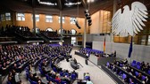 Thủ tướng Đức Angela Merkel và các thành viên nội các tại một phiên họp Quốc hội ở Berlin. Ảnh tư liệu: AFP/TTXVN