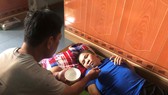 Vợ liệt giường, con trai khuyết tật