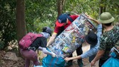 Nhóm bạn trẻ leo núi dọn rác
