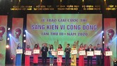 Ban Tổ chức trao tặng phần thưởng cho những sáng kiến, ý tưởng sáng tạo, góp phần giải quyết những vấn đề của cộng đồng, xã hội. Ảnh: TTXVN