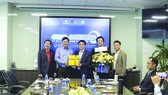 Ông Lê Viết Hải - Chủ tịch Tập đoàn Xây dựng Hòa Bình (giữa) trao quà lưu niệm cho đại diện CLB CLB Golf & Business