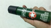 Công khai bán bình xịt cay, thuốc mê