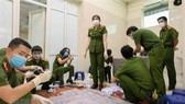 Lực lượng công an khám xét, kiểm đếm để làm rõ vụ việc. Ảnh: TTXVN