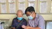 Cán bộ mặt trận bán vé số giúp dân