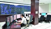 Nhân viên trực 24/24 để theo dõi tình hình vận hành toàn bộ hệ thống điện của EVN SPC tại trung tâm điều hành SDACA