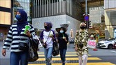 Người dân đeo khẩu trang phòng lây nhiễm SARS-CoV-2 tại Kuala Lumpur, Malaysia. Ảnh: THX/TTXVN