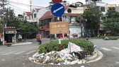 Đổ rác ngay biển cấm