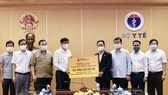 Ông Đỗ Quang Hiển, Chủ tịch HĐQT kiêm Tổng Giám đốc Tập đoàn T&T Group trao tặng Bộ Y tế toàn bộ bơm kim tiêm phục vụ chiến dịch tiêm 150 triệu liều vaccine phòng Covid-19 cho Bộ trưởng Bộ Y tế Nguyễn Thanh Long