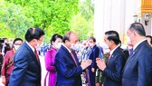 Chủ tịch nước Nguyễn Xuân Phúc và Tổng Bí thư, Chủ tịch nước Lào Thongloun Sisoulith với các thành viên đoàn đại biểu cấp cao 2 nước tại lễ đón. Ảnh: TTXVN