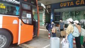 Người dân xếp hàng chờ lên xe tại Bến xe miền Đông