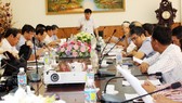 Cuộc họp giữa các bên để thống nhất khắc phục 4 tàu vỏ thép do Công ty Đại Nguyên Dương đóng. Ảnh: NGỌC OAI