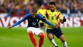 Kylian Mbappe (trái, Pháp) đi bóng trước hậu vệ Colombia. Ảnh: Getty Images.