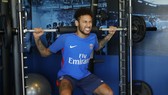 Neymar nhăn nhó bên máy tập ở PSG.