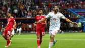 Diego Costa có bàn thắng khi bóng bật chân anh văng vào lưới.