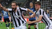 Gonzalo Higuain và Daniele Rugani (Juventus)