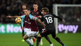 Marko Arnautovic (West Ham) vượt qua Nacho Monreal (Arsenal)