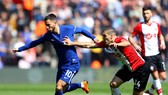 Hậu ved56 Soputhampton (phải) cản phá Eden Hazard (Chelsea)