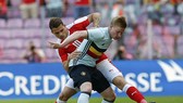 Kevin De Bruyne (Bỉ, phải) tranh bóng với Granit Xhaka (Thụy Sĩ)