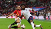 Dani Carvajal (trái, Tây Ban Nha) cản phá Danny Rose (Anh)