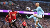 David Silva (phải, Man City) uy hiếp khung thanh Man United.