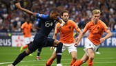 Kylian Mbappe ghi bàn mở tỷ số cho Pháp ở lượt đi