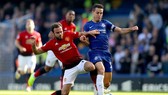 Juan Mata (trái, Man Unitedc) tranh bóng với hậu vệ Chelsea.
