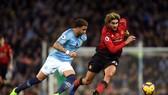Marouane Fellaini (phải, Man United) tranh bóng với Kyle Walker