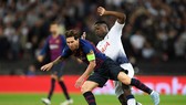 Hậu vệ Tottenham phạm lỗi với Lionel Messi (Barca)