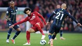 David Silva (trái Manchester City) tranh bóng với Mo Salah (Liverpool)
