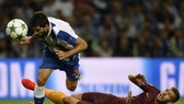 Hậu vệ Felipe (trái, Porto) phạm lỗi với tiền đạo Edin Dzeko (Roma)