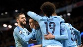 Bernardo Silva (trái) ăn mừng thắng lợi cùng Man City