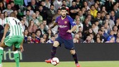 Luis Suarez đi bóng trước hàng thủ Betis.