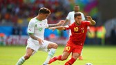 Eden hazard (phải, Bỉ) đi bóng qua hậu vệ tuyển Nga.
