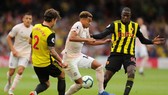 Jesse Lingard trước hàng thủ Ong vò vẽ