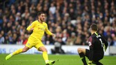 Eden Hazard ghi bàn vào lưới Brighton